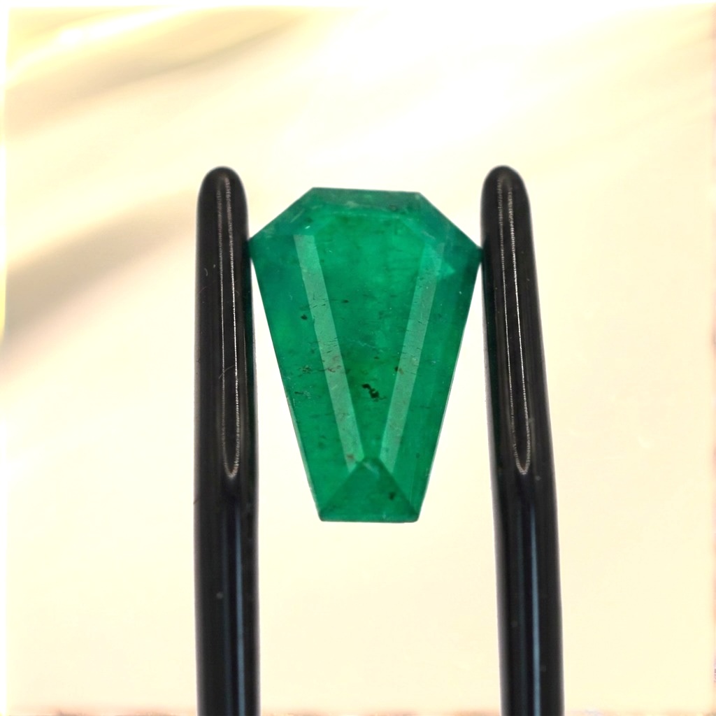 4,52 ct Muzo Trillion Cut
